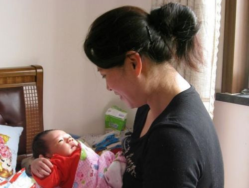 月嫂市場(chǎng)緊俏亂象層出不窮：不識(shí)字都能拿到證書